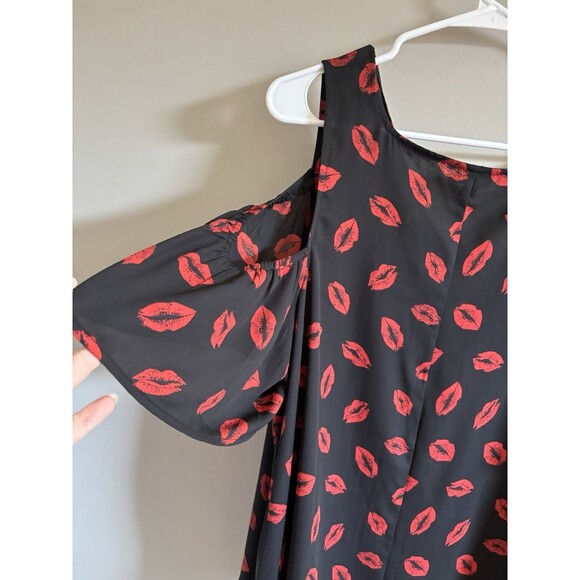 Torrid Women's Semi Sheer Black and Red Kiss Blouse Size 0 Plus Casual - Picture 5 of 5